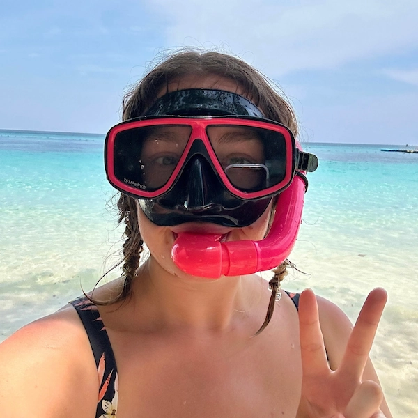 Lifestyle photo showing author of Notes by Thalia, Thalia posing in front of the sea just after snorkelling in Thailand